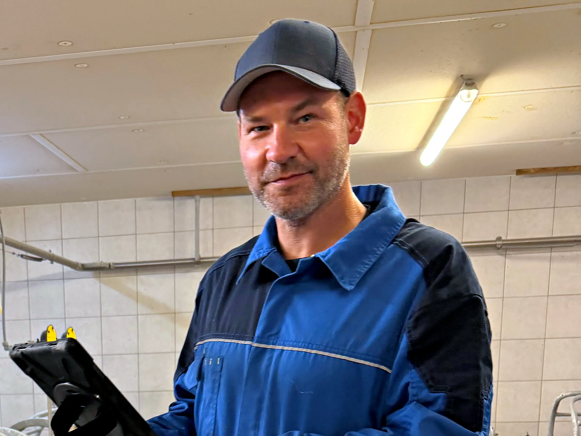 Christian Görisch mit Tablet im Abferkelstall